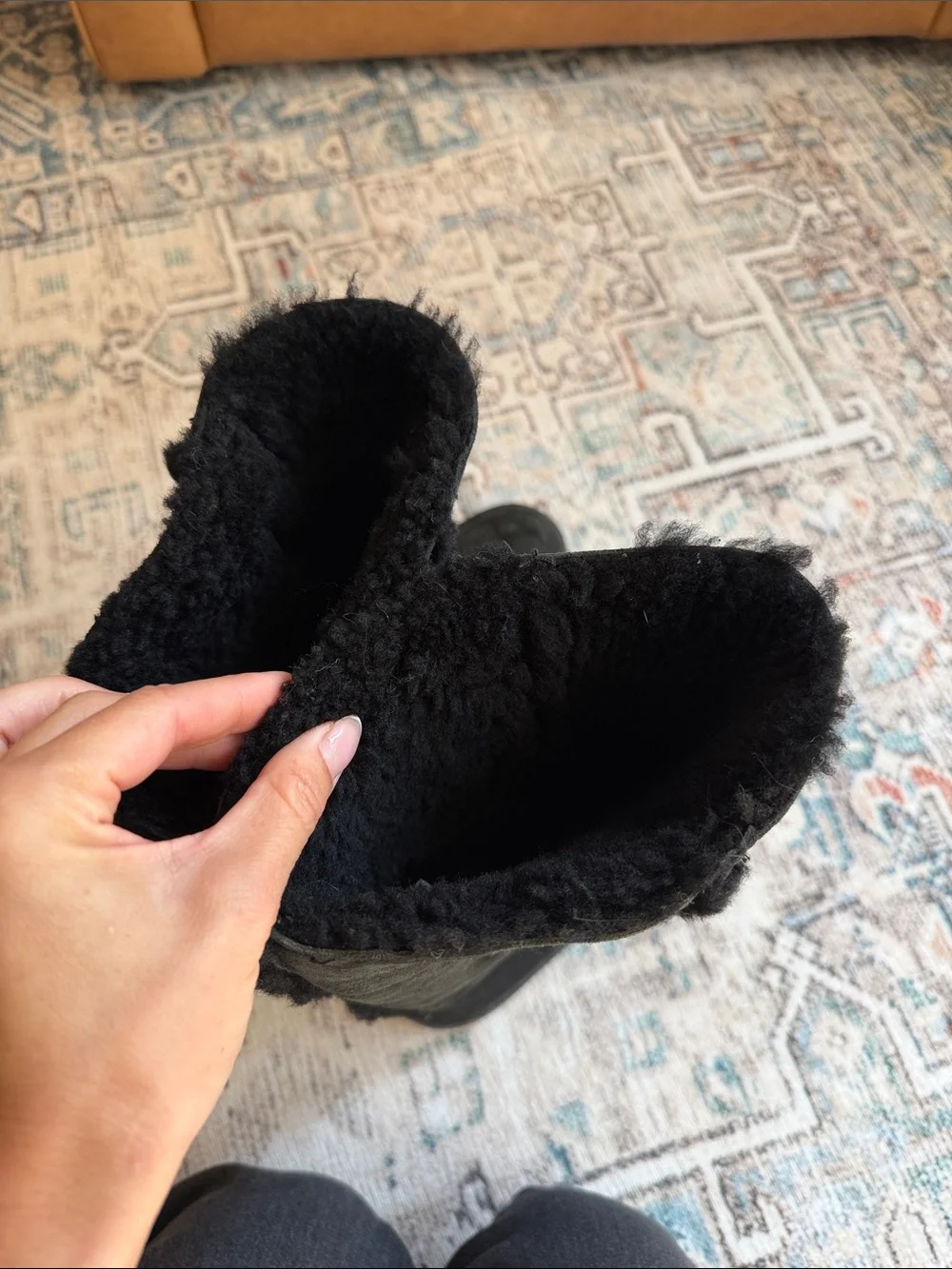 UGG euc black